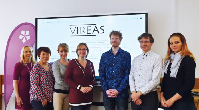 Virtual reality can help improve the lives of seniors, but it still can't be done without social contact